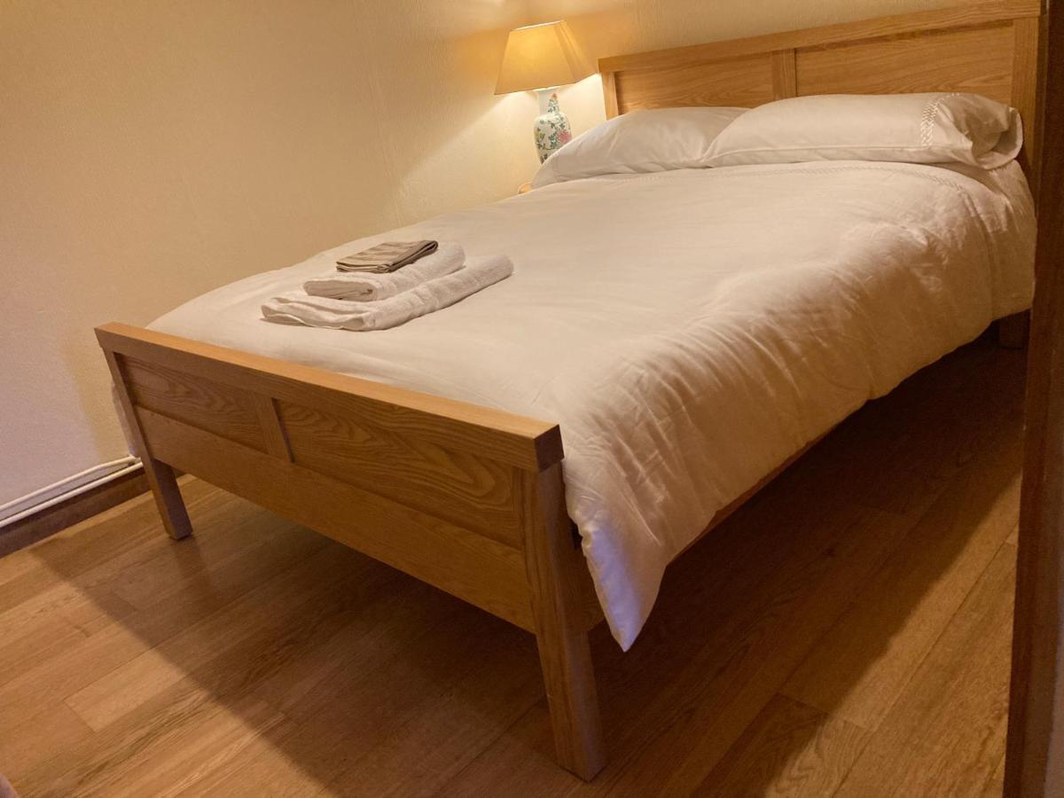 Double Bed Self Contained Annexe 14B Is To The Right Of The Main House Lejlighed Salisbury Eksteriør billede